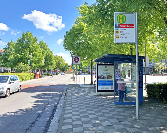Die Bushaltestelle vor dem Rathaus in Kaarst. 