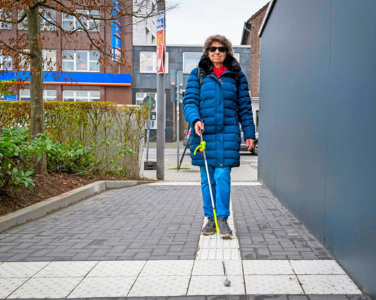 Manuela Dolf von den Kaarster Blindgängern testet den Zugang vom neuen Rewe-Parkplatz. Foto: Wolfgang Walter
