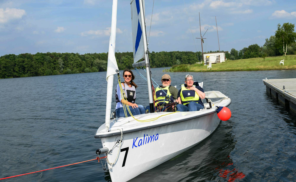 Ausbilderin Ines (l.) mit Margaret und Rolf Reinhard im speziell ausgerüsteten Segelboot Kalima. Foto: Wolfgang Walter