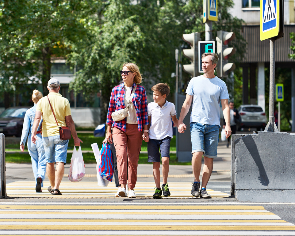Foto Familie im Verkehr Schwarz-Weiss